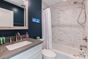 Dusj, hårføner og håndklær