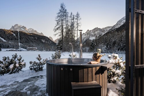 Luxury chalet for 4-8 people: 3 rooms; private spa: sauna, indoor pool & hottube