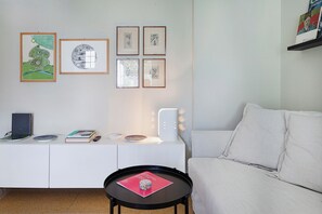 Apartamento | Zona de estar | Televisión de 35 pulgadas con canales digitales