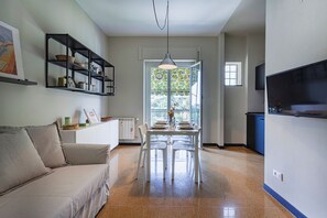 Apartamento | Zona de estar | Televisión de 35 pulgadas con canales digitales