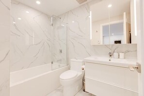 Dusj, hårføner, håndklær og sjampo