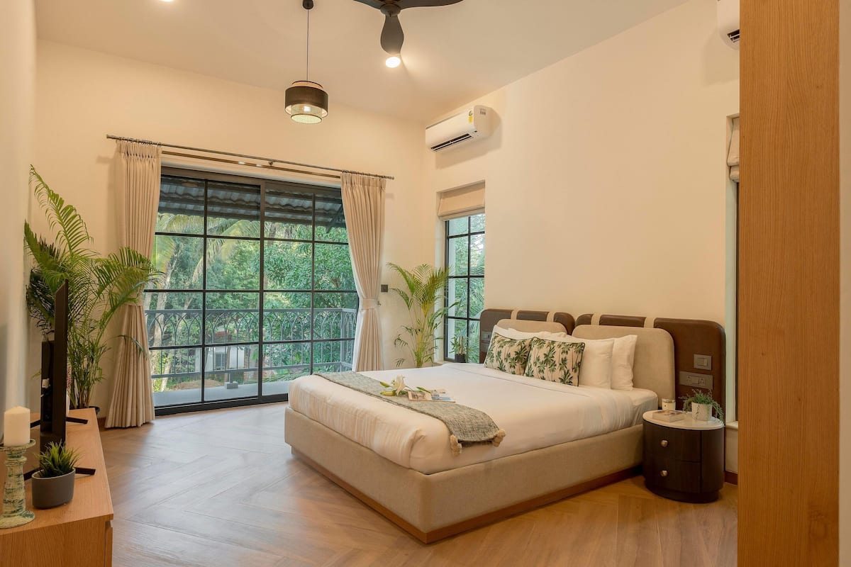 3 bedrooms, premium bedding, down comforters, individually decorated