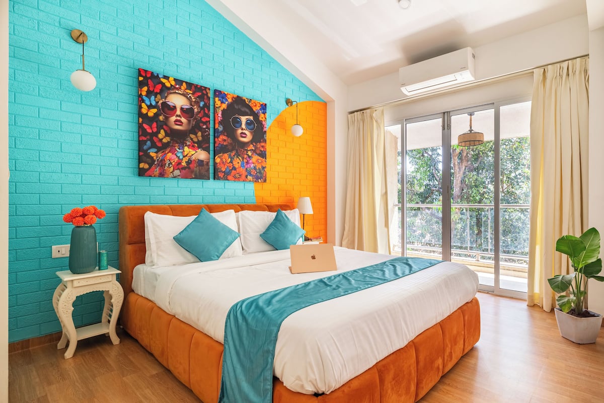 3 bedrooms, premium bedding, down comforters, individually decorated