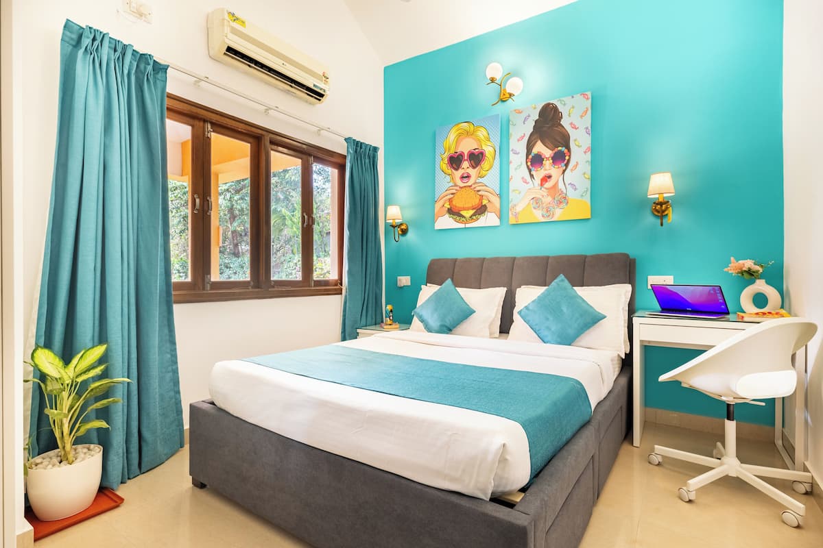3 bedrooms, premium bedding, down comforters, individually decorated