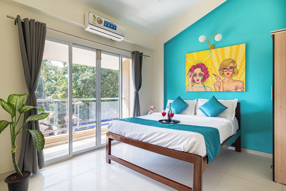 3 bedrooms, premium bedding, down comforters, individually decorated