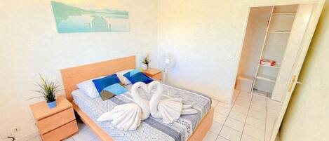 2 bedrooms, desk, iron/ironing board, travel cot