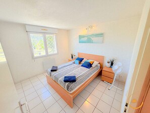 1 chambre, bureau, fer et planche à repasser, lit parapluie