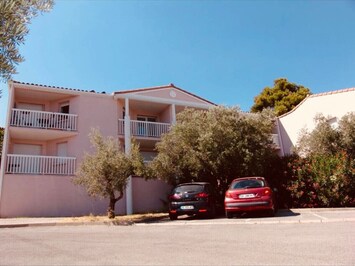 Le parking est situé au pied de l'appartement, offrant un accès direct et pratique pour stationner votre véhicule.Lm sud Conciergerie Montpellier