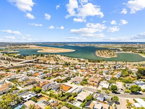 Zona residencial costera con casas, carreteras y una extensa masa de agua.