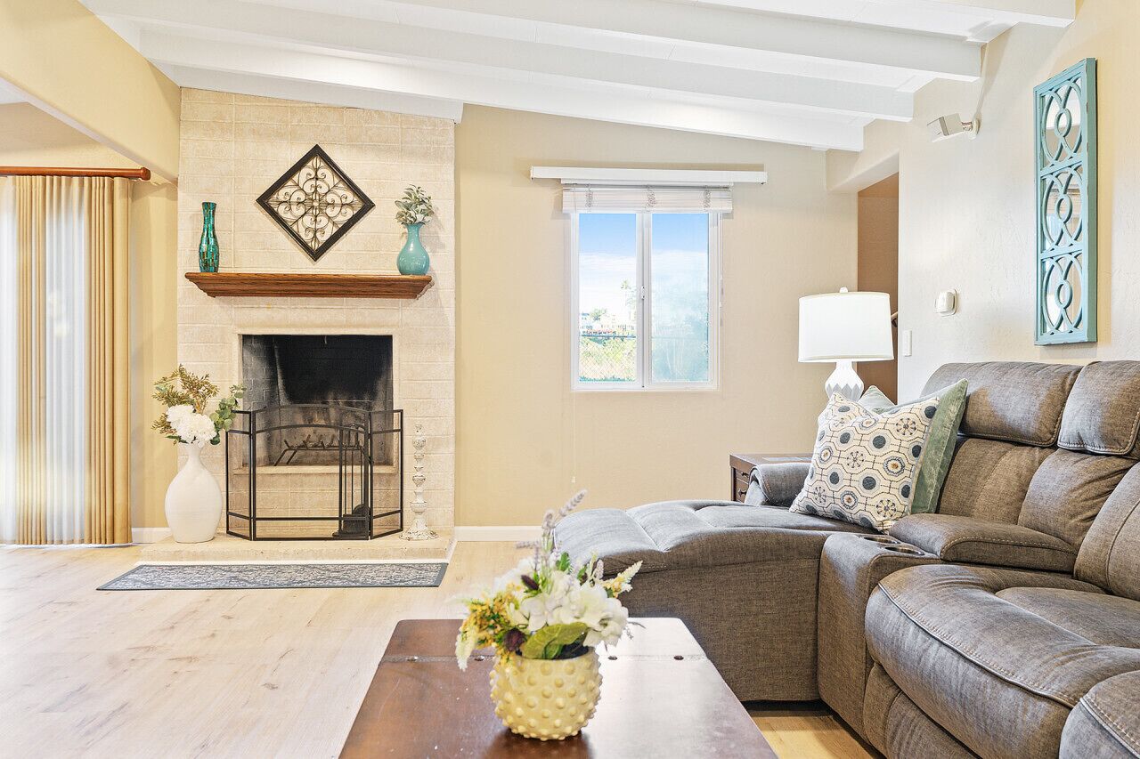 TV connectée, cheminée, table de tennis de table, livres