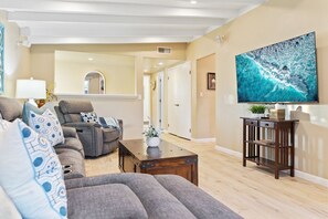 Smart-tv, pejs, bordtennisbord, kontorer