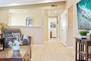 Lobby - Bay Park Retreat with Backyard Fire Pit, Hot Tub, Ping Pong & Cornhole (San Diego)