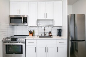 冷蔵庫、電子レンジ、オーブン、食器洗い機