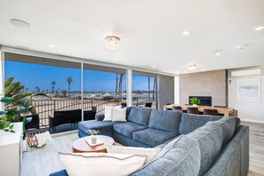 Smart TV, fireplace - 3BR Bayfront Retreat in Mission Bay (San Diego)