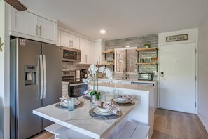 Refrigerador, microondas, horno, placa de cocina