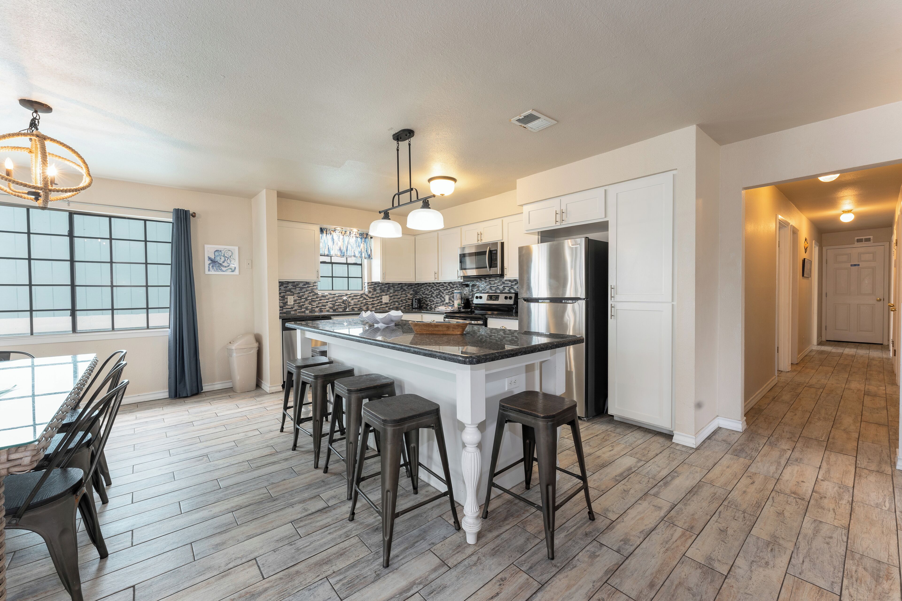 Mikrovågsugn, spishäll, diskmaskin och kaffe- och tebryggare