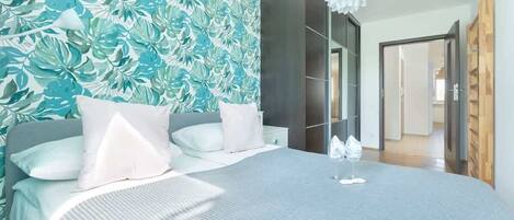 2 bedrooms, desk, iron/ironing board, WiFi