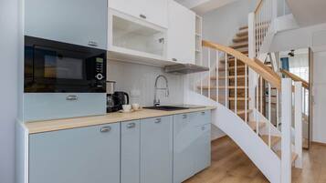 Køleskab, mikrobølgeovn, kogeplade, opvaskemaskine