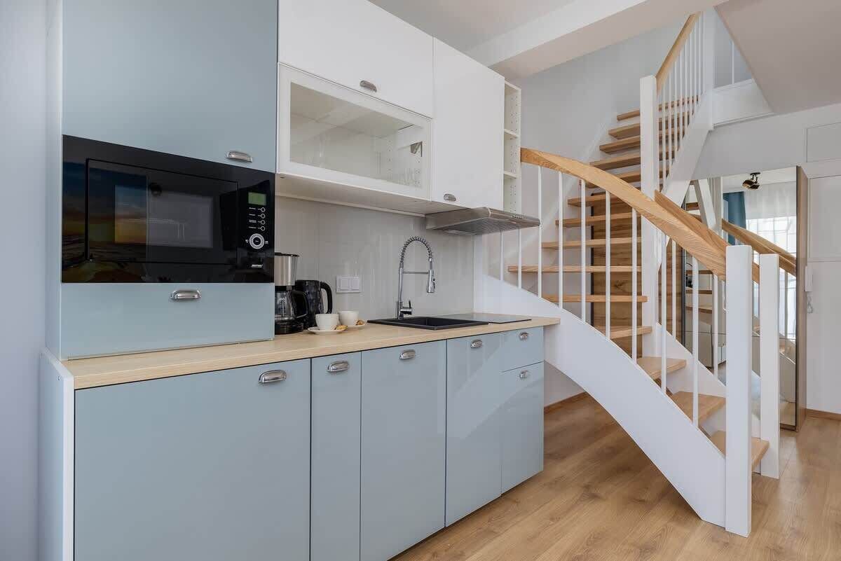 Kylskåp, mikrovågsugn, spishäll och diskmaskin