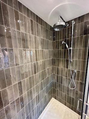 Douche, sĂšche-cheveux, serviettes fournies, savon