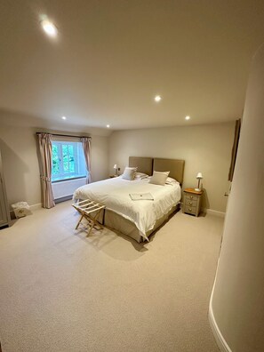 4 bedrooms, iron/ironing board, travel cot, WiFi - North Norfolk Coastal Retreat (Burnham Thorpe)