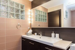 Deluxe-Apartment | Badezimmer | Haartrockner, Handtücher