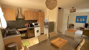 Coffee/tea maker, fridge, microwave, oven - Family-friendly, Cozy and Peaceful Villa with Pool in Apt en Luberon, Provence (Apt)