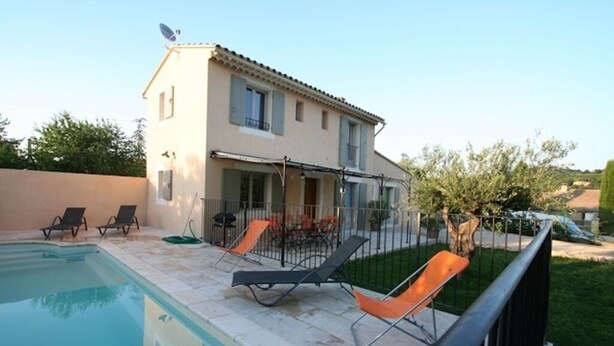 A two-story house with a swimming pool, outdoor furniture, and a satellite dish. - Family-friendly, Cozy and Peaceful Villa with Pool in Apt en Luberon, Provence (Apt)