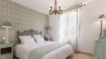 3 bedrooms, desk, iron/ironing board, travel cot