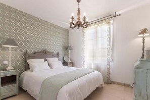 3 Schlafzimmer, Schreibtisch, Bügeleisen/Bügelbrett, Reisekinderbett