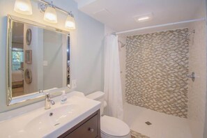 Shower, hair dryer, towels, shampoo - 511 Sunsuite (Fripp Island)