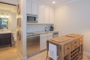 Kjøleskap, ovn, oppvaskmaskin og kjøkkenutstyr