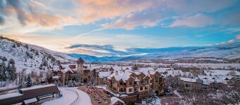 Ski-In/Ski-out 2 Bedroom Classic Aspenwood Lodge w/ Outdoor Pool, Hot Tub