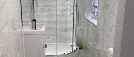 Classic Triple Room | Bathroom | Shower, hair dryer, towels, soap