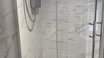 Ducha, secador de pelo, toallas y jabón