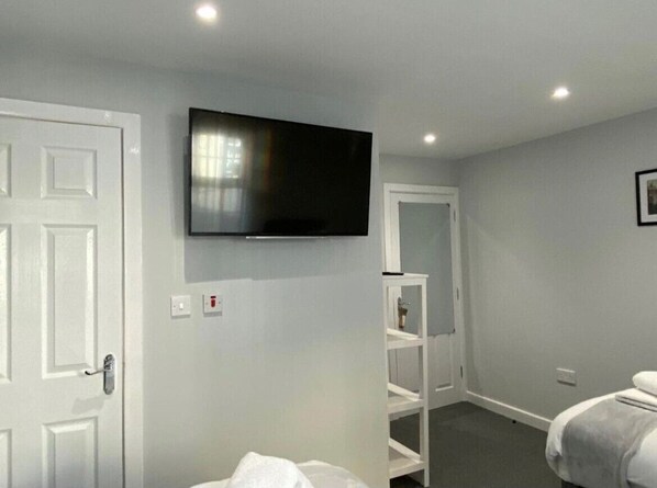 Soundproofing, iron/ironing board, free WiFi, bed sheets - Brownlows Inn Rooms (Liverpool)