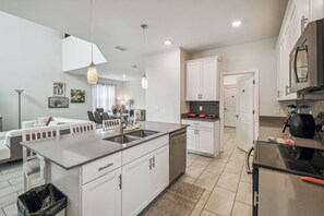 Refrigerador, microondas, placa de cocina, lavavajillas