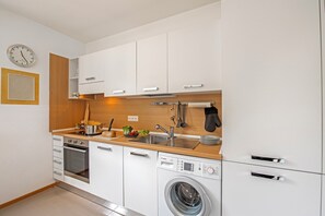 Hűtőszekrény, sütő, főzőlap és mosogatógép