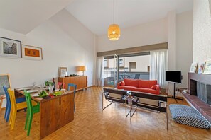 Appartement Standard, plusieurs chambres (BoReal B.1) | Coin séjour | Télévision à écran plat de 21 pouces avec chaînes par satellite