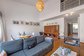 Apartamento standard, 3 quartos (BoReal B.2) | Área de estar | TV de tela plana 21 polegadas com canais via satélite