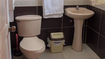 Classic Twin Room, City View | Bathroom
