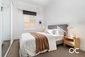 5 bedrooms, iron/ironing board, WiFi, bed sheets