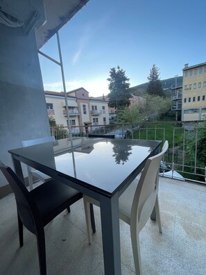 Outdoor dining - Modern Apartment in the Center of Spoleto (Spoleto)
