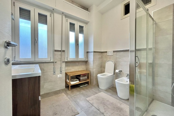 Doccia, asciugacapelli, bidet, asciugamani