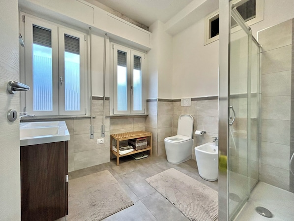 Dusche, Haartrockner, Bidet, Handtücher