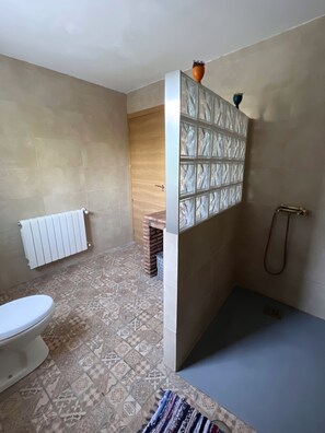 Kostenlose Toilettenartikel, Haartrockner, Handtücher, Seife
