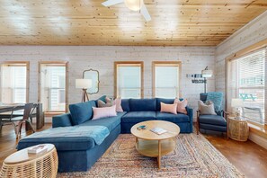 TV, books - Great Location, Shared Pool, Golf Cart Access (Port Aransas)