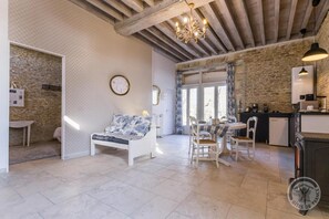 TV, tavolo da calcetto, tavolo da ping pong, libri