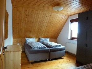 2 habitaciones, tabla de planchar con plancha y cuna de viaje 