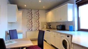 Kühlschrank, Mikrowelle, Herdplatte, Geschirrspüler